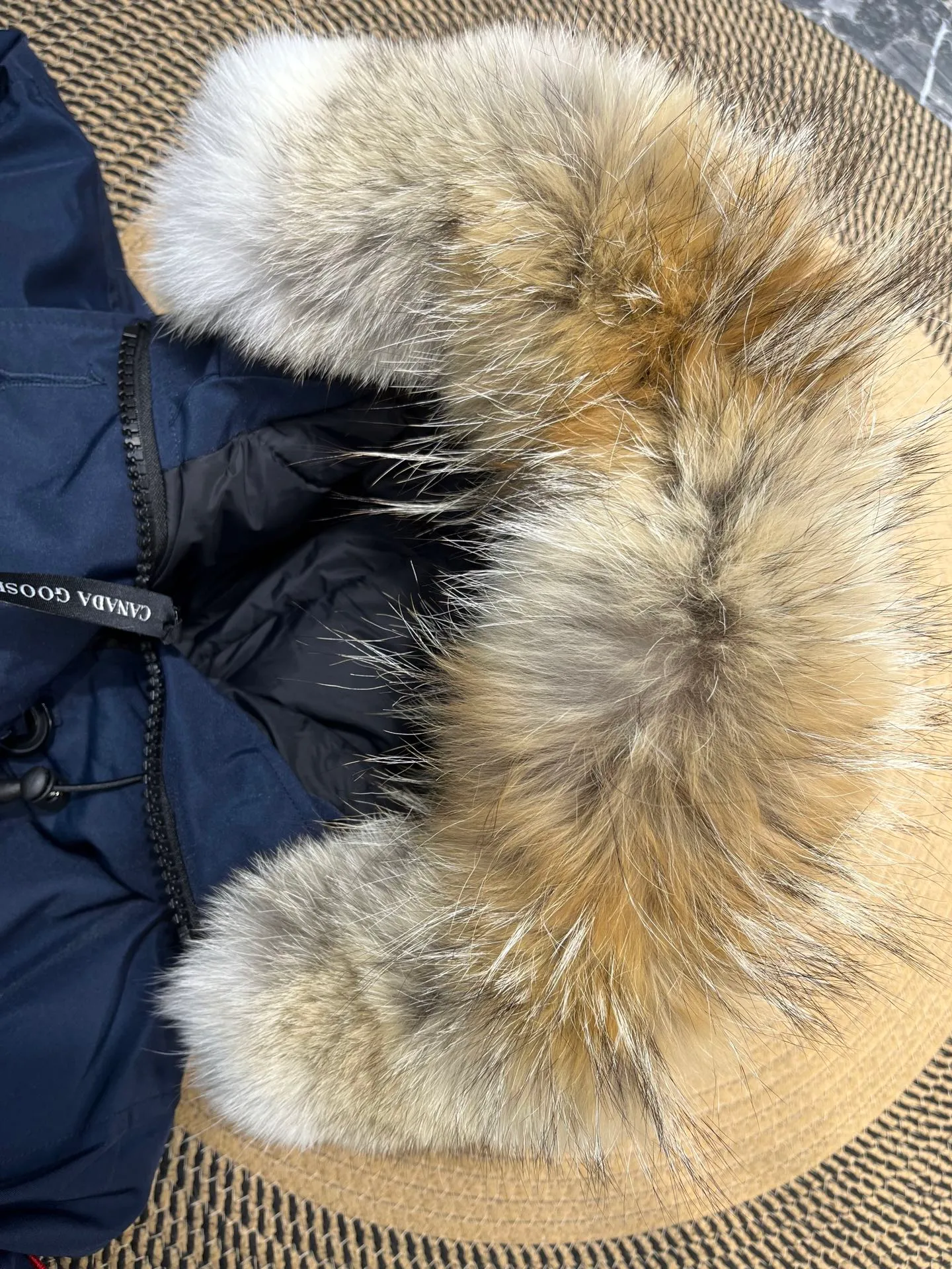 P840 Canada Goose Canada Goose #Expedition03 Parker, a treasure of Canadian origin! Limited supply worldwide! Canada Goose Model 03 is a top-notch couple model. The polar cold-proof outdoor series fur collar detachable hooded parka down jacket is the first Goose in 2024. I hope my friends will like it. Peak quality. I hope everyone can identify it together! The most popular cool items of the Big Goose family in 2024 are online. The same popular product of Yi Yang Qianxi is said to be a joint limited edition Big Goose that cannot be bought in autumn and winter. If you dislike the sameness of the Big Goose in the past, then this model will definitely give you a different experience! This year's most powerful couple's collection for autumn and winter is online, a top-notch luxurious ready-to-wear style, paired with an outdoor warm down jacket with great style and charm! The most standard and classic items of the Daye family in the past two years are equipped with unique reflective stripes for embellishment, which further shows the high-end fashion performance effect. With the embellishment of hardware buckles, it has excellent performance effect. The upper body is clean, simple and elegant, even for urban leisure. It is suitable for various occasions. Designed with large pockets, this model has a large capacity and is equipped with reflective stripes, making it safer at night. It is suitable for various adventure activities. It is made of windproof and waterproof technical materials. The interior is filled with full white duck down, which is absolutely cold-proof and warm. It also has a stand-up collar design and fine fluff at the collar, with meticulous attention to detail! The charm of this model is also more spiritual, and the upper body has more temperament and specifications. It perfectly shows the ultra-high standard of fashionable performance of this model, integrating outdoor and life, and you can even create high-street wear! The most pinnacle limited-edition goose that we have presented so far, both in terms of design and detailed materials, it is completely outstanding. The grand and evergreen version design is matched with cool reflective elements. The overall appearance can be said to be quite high, and it has that kind of powerful outdoor performance! It combines high-end casual attributes with high-street style. It is high-grade, domineering, warm, and beautiful. The visibility of the upper body is quite strong, and the configuration of the owl element is highly brand-recognizable. It fully complements the overall brand performance and visual effects, and also has the high-end sense of fashion and fashionable performance. It is a must-buy product because it is the most awesome down brand on the planet and one of Canada's three national treasure brands. It is also a sentimental down luxury brand. In the field of polar cold-proof clothing, Goose has made an irreplaceable contribution... Size: xs s m l xl